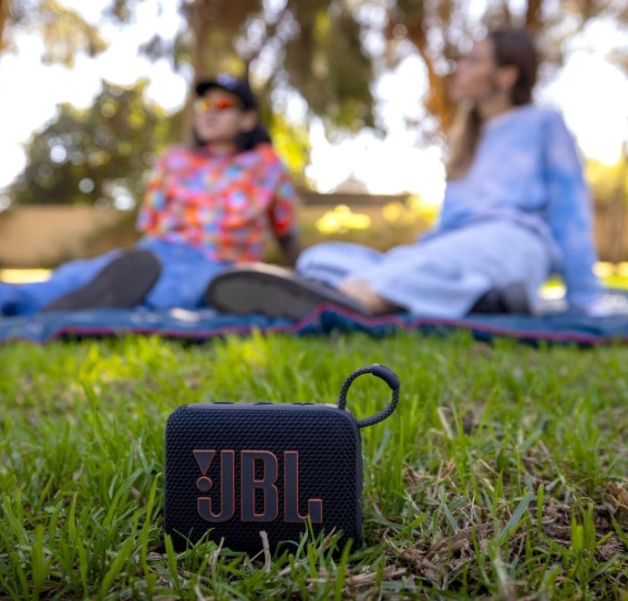 JBL Go 4 Bocina Portátil Bluetooth, 4.2W de Potencia, Reproducción 7 Horas, Resistente al Agua y al Polvo IP67 - Negro