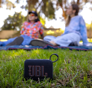 JBL Go 4 Bocina Portátil Bluetooth, 4.2W de Potencia, Reproducción 7 Horas, Resistente al Agua y al Polvo IP67 - Negro