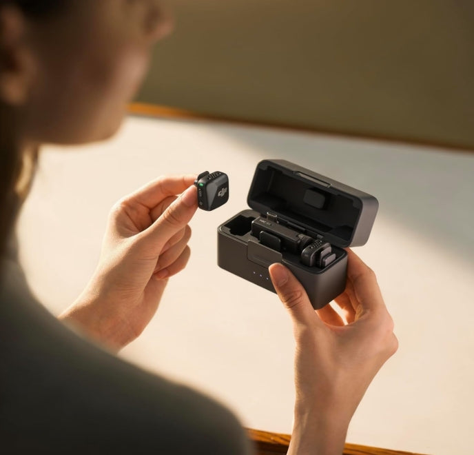 DJI Mic Mini (2 TX + 1 RX + Estuche de Carga), micrófono inalámbrico, superligero, Audio de Alta Calidad, 48 h de Uso, cancelación de Ruido, para cámaras/iPhone/Android, Vlogs, Streaming